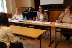 Maria Rolková, HR manažerka, Klára Horáčková, manažerka logistiky ve firmě SMC Industrial Automation CZ s. r. o. vedou společně s Mgr. Ivanou Voženílkovou, zástupkyní ředitele školy, pracovní pohovor na pozici logistik