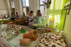 Výuka ošetřovatelství v simulační místnosti Centra odborného vzdělávání na SZŠ Brno, Jaselská